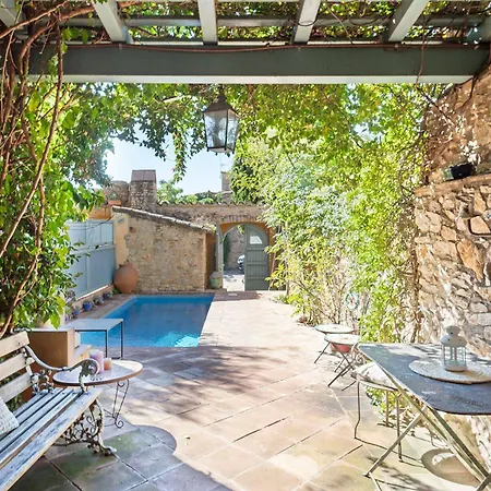 ¡vistas Al Castillo Casa Con Piscina En El Centro Peratallada
